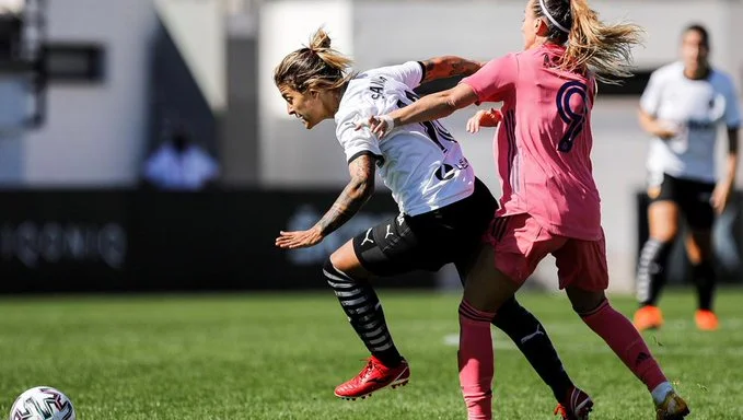 Kosovar Aslan écrit l'histoire au Real Madrid Le premier joueur de football à marquer des buts pour l'équipe féminine