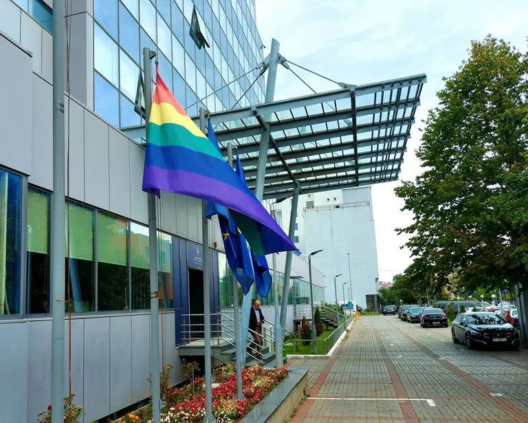 Hoti doesn't hesitate like Kurti: Set up many LGBTIQ+ flags for “The week of Crete”