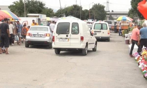 La police ferme le marché automobile à Pristina