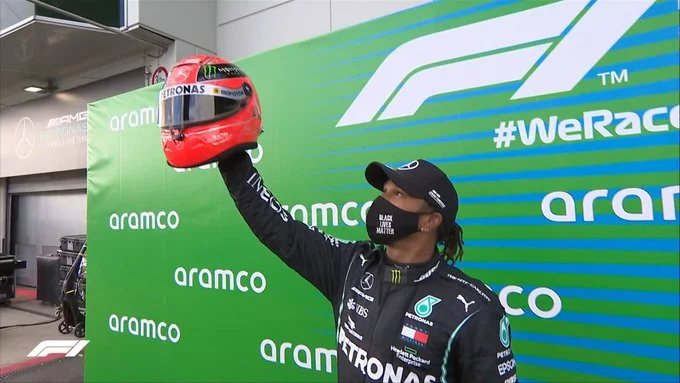 Hamilton corrisponde al record di Schumacher, suo figlio dà a Hamilton un casco a suo padre