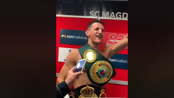 Visualizza: Robin Krasniqi ha cantato la canzone “Besa Besa” dopo aver vinto il titolo campione del mondo