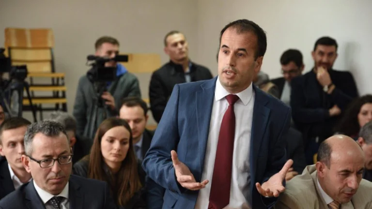 ‘Mbi 1000 gabime elementare gjuhësore në librin e Shkelqim Mullakut , ish-dekanit të zgjedhur nga NISMA’
