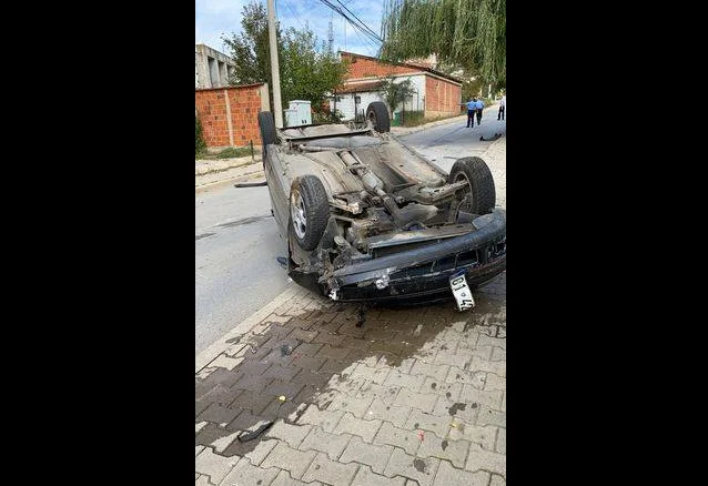 Accident à Pristina, voiture roulante
