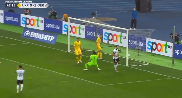 El portero de Ucrania comete un terrible error, Goretzka marca 2-0
