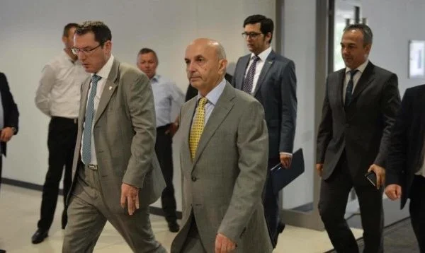 El miembro de LDK llama Vjosa Osmani,