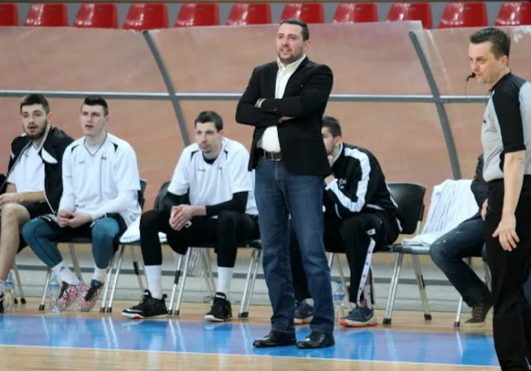 Mazedonischer Basketballtrainer, für den Rest der Superleague Bruderschaft