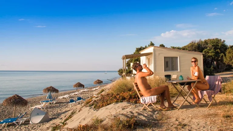 Belgian couple traveling nuddo around the world