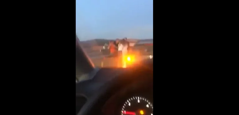 Les exilés arrêtent les voitures battues entre Komorani (Vidéo)