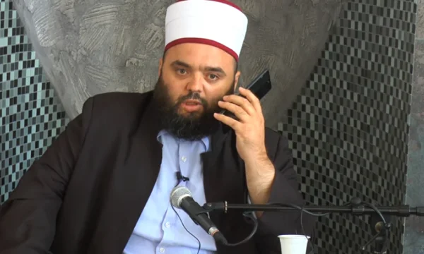 Mostra Primitivismo: Hoxha si eccita, esilio grazie al sangue della famiglia al telefono per il bene di Allah