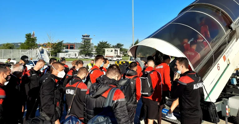 Il contingente nazionale albanese si dirige verso il Kazakistan