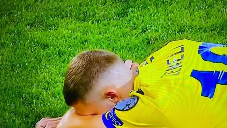 Sogni off: Zenel con lacrime nei suoi occhi si trova in mezzo al campo dopo il gioco