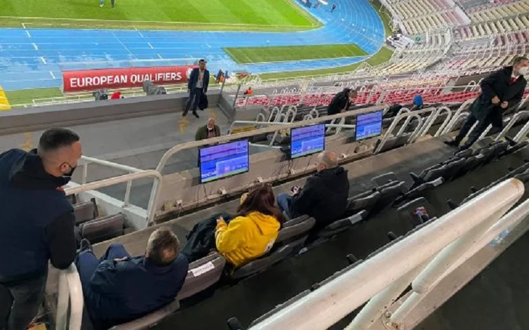 C'est le seul politicien à regarder le match du Kosovo au stade.
