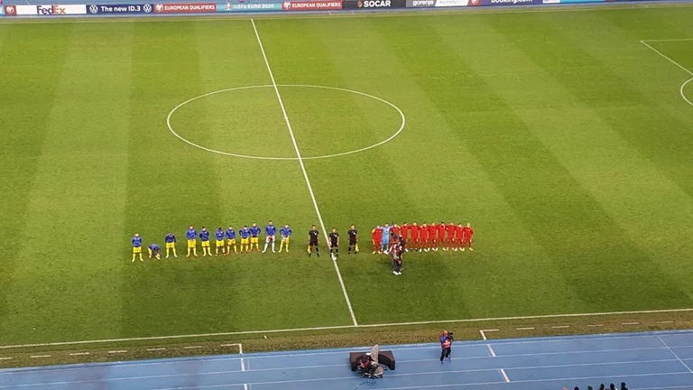 Un moment palpitant où l'hymne du Kosovo est intimidé avant le plus grand match de l'histoire nationale