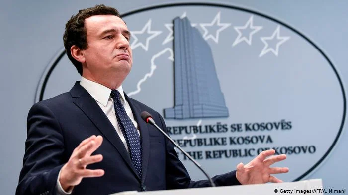 Albin Kurti escribe algo antes del partido de Macedonia del Norte