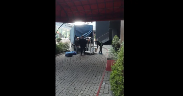 Camion Kosovo chargé avant le match avec la Macédoine