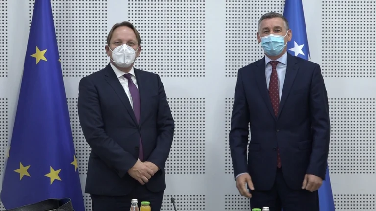 Wessel, Varhely diskutieren politische Situation, EU-Mitgliedschaft