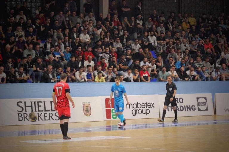 Dopo il bacio di Pace, un altro club di calcio si spegne: NFFK costretto a rinviare il casting