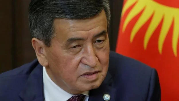 Dopo le proteste di massa, il presidente pro-rus del Kirghizistan si dimette