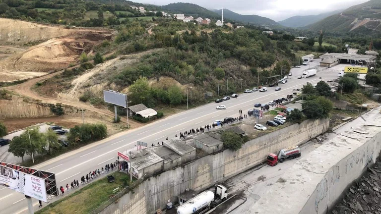 Tifozët dardanë ‘pushtojnë’ pikën kufitare në Han të Elezit, presin ekipin e Kosovës