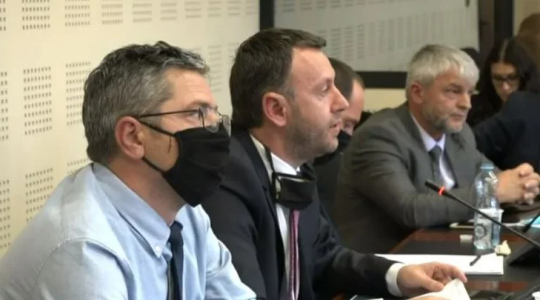 Raportimi i Arban Abrashit për marrëveshjen në Shtëpinë e Bardhë: Të gjitha përplasjet me deputetët e Vetëvendosjes