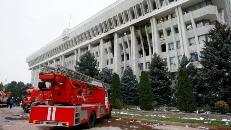 Anulohen rezultatet: Protesta brutalisht të dhunshme në Kirgistan pasi disa parti nuk kalojnë pragun