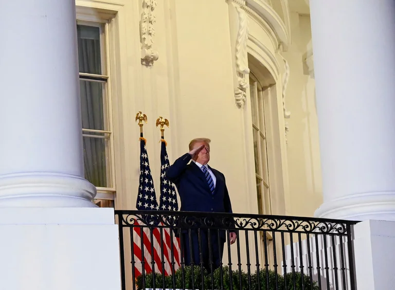 Presidenti Trump shokon botën: Heq maskën edhe pse me koronavirus, vërehet tek merr frymë me zor