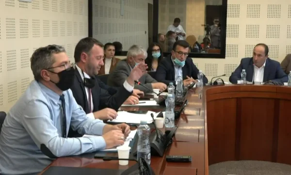 Serbia apo Kosova do të jetë ‘nyje’ e rajonit? Abrashi e Aliu përplasen në komision