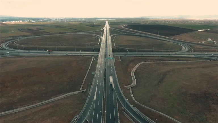 Këto janë premtimet e SHBA-së dhe BE-së për projektet infrastrukturore në Kosovë