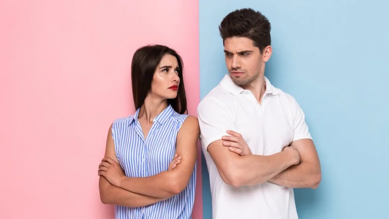 3 çiftet më të këqija të horoskopit; jo vetëm që nuk jetojnë dot bashkë, por as e durojnë dot njëri-tjetrin