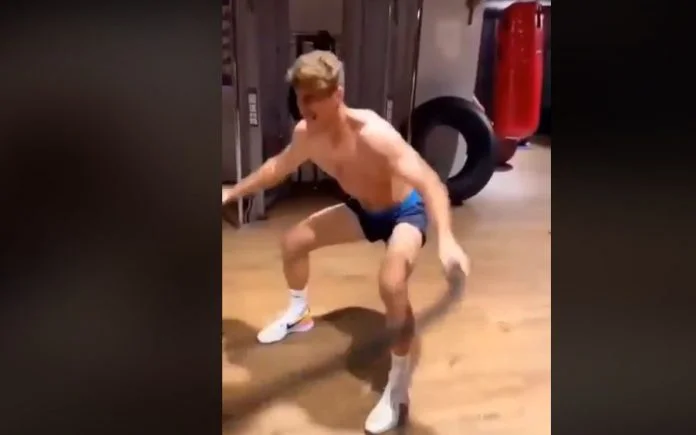 Mërgim Vojvoda stërvitet fuqishëm para ndeshjes kundër Maqedonisë së Veriut, videoja është bërë hit