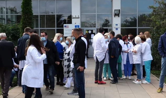 Stafi mbështetës shëndetësor proteston për mos marrjen e shtesave në paga