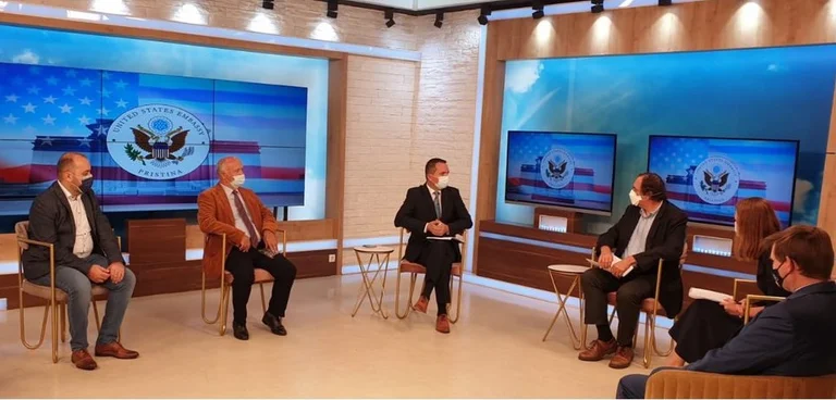 Zëvendës ambasadori amerikan viziton RTK-në, dërgon mesazh për politikën, larg duart nga RTK-ja