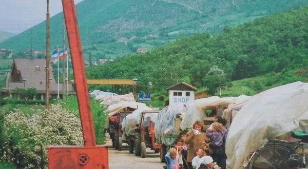 Protestë përmes ekspozitës: Në Gjakovë publikohen fotografitë e 112 fëmijëve të vrarë në luftë