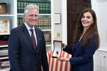 Ambasadorja e Kosovës në SHBA dorëzon medaljen e “Udhërit të Lirisë” në Shtëpinë e Bardhë