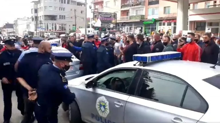Skena të pabesueshme në Kamenicë: Protesta kundër reformave në arsim, protestuesit më “të fortë” se policia