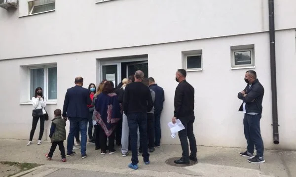 Grumbull qytetarësh pa distancë fizike para IKSHPK-së, po presin rezultatet e COVID-19