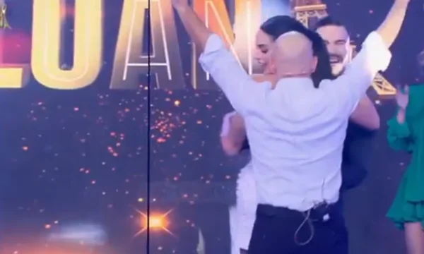 Momenti i sikletshëm, moderatores së sportit i bie fustani duke kërcyer