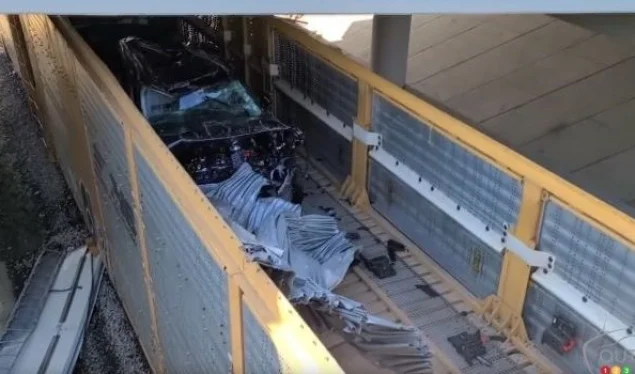 Treni shkatërron veturat gjatë transportit