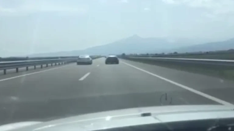 Dy vetura të mërgimtarëve bëjnë gara në autostradën “Arbën Xhaferi”