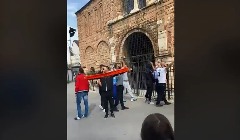 Tifozët u përgjigjen serbëve, thërrasin ‘Kosova, zemra e Shqipërisë’ afër kishës në Prizren