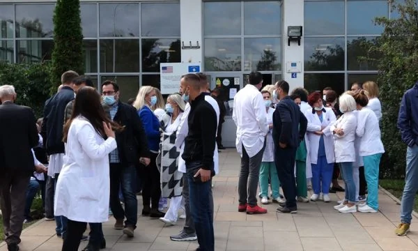 Shtesat prej 300 eurove, stafi mbështetës shëndetësor proteston të martën