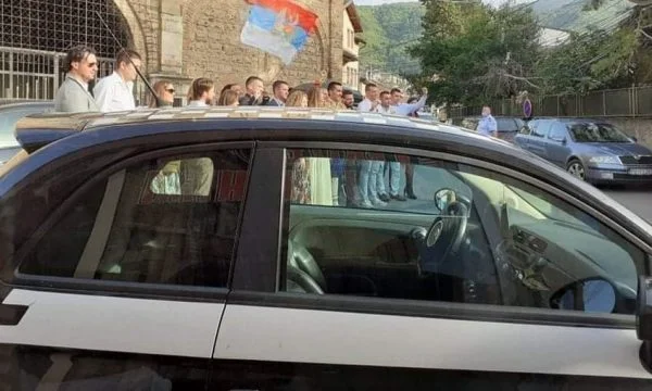 Serbët këndojnë këngë provokuese në Prizren, brohorasin “Kosova është Serbi”