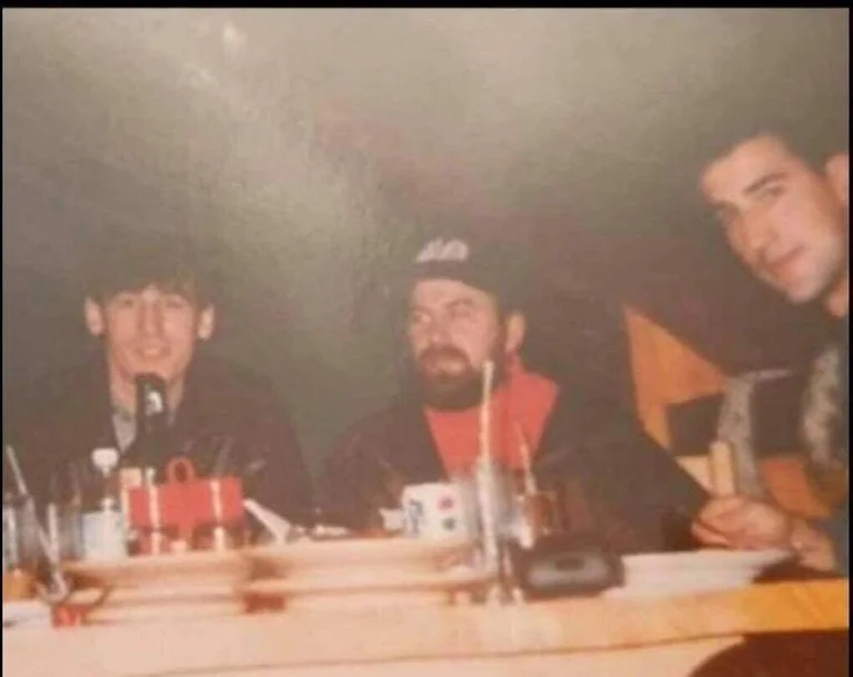Fotografi e rrallë e Mujë Krasniqit, Kadri Veselit dhe Daut Haradinaj