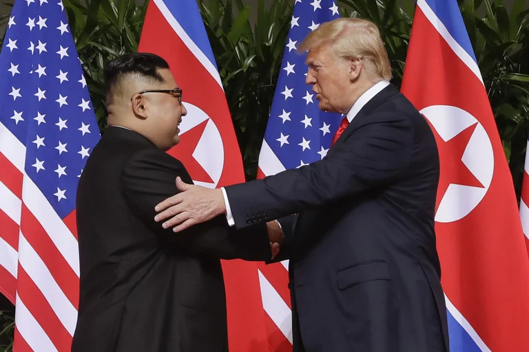 Kim Jong Un i uron shërim të shpejtë Trumpit dhe gruas së tij