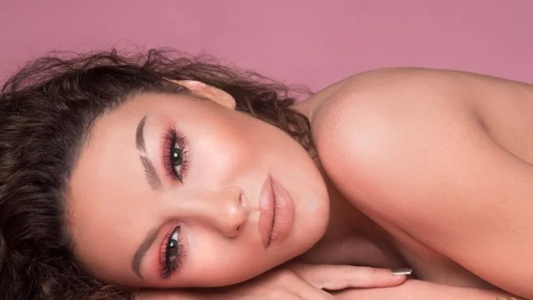 Diva Ismajli provokon me foto tepër tërheqëse, reklamon gjoksin