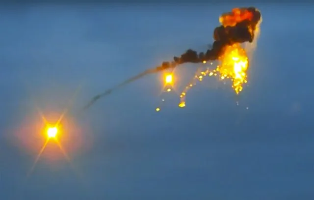 Momenti kur avioni ushtarak i Azerbajxhanit u shpëton disa raketave armene, por njërës nga to jo (Video)