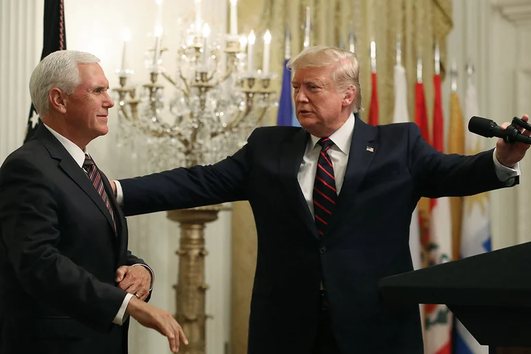 A ia ka dorëzuar detyrën Trump zv.presidentit Mike Pence? Vjen deklarata e Shtëpisë së Bardhë