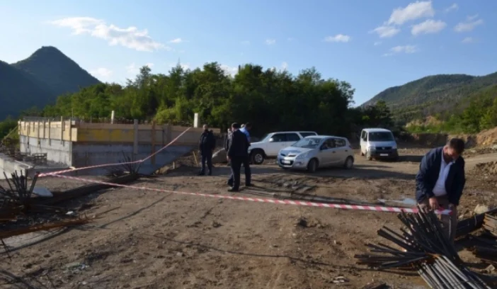 ​Inspeksioni ndërpret punimet e ndërtimit të një ure mbi lumin Ibër