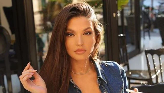 Oriola Marashi në fustan të kuq vë në pah gjoksin dhe këmbët e gjata