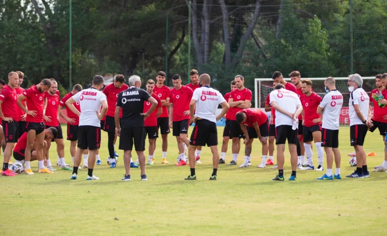 Reja përjashton pesë futbollistë nga Kombëtarja, thyen rregullat dhe festuan dasmën e Roshit